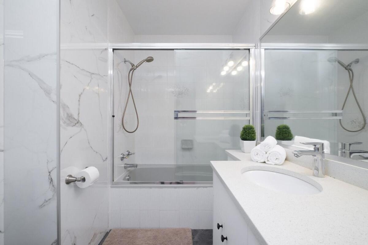 Spacious 4Br W Ensuites Mins To Downtown Yvr Ubc バンクーバー エクステリア 写真