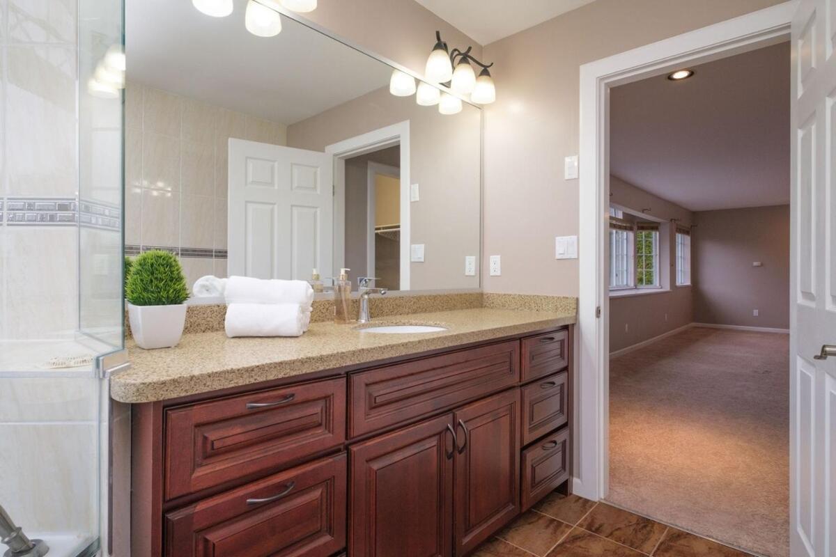 Spacious 4Br W Ensuites Mins To Downtown Yvr Ubc バンクーバー エクステリア 写真