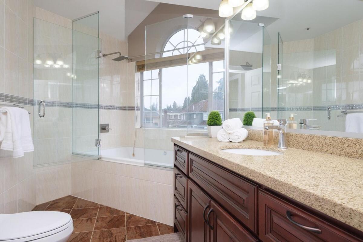 Spacious 4Br W Ensuites Mins To Downtown Yvr Ubc バンクーバー エクステリア 写真